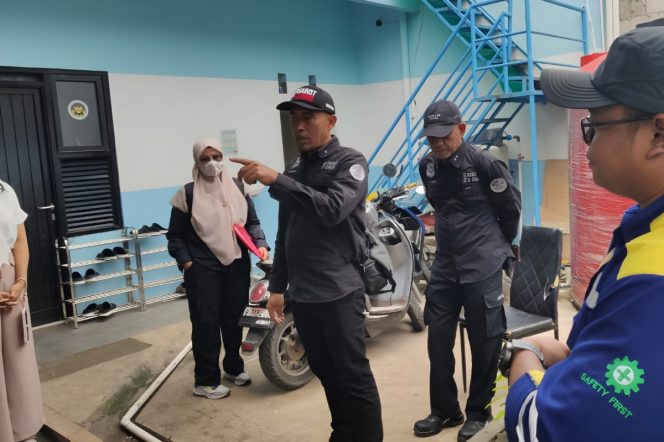 
					Petugas DLH Kota Bekasi saat mendatangi lokasi dapur MBG yang diduga membuang limbah sembarangan.