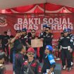 Ketua Umum GIBAS Dony Romdony dan Ketua GIBAS Resort Kota Bekasi Deni Muhamad Ali berbagi door prize dalam agenda bakti sosial.