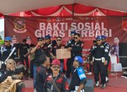 Ketua Umum GIBAS Dony Romdony dan Ketua GIBAS Resort Kota Bekasi Deni Muhamad Ali berbagi door prize dalam agenda bakti sosial.