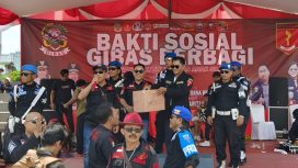 Ketua Umum GIBAS Dony Romdony dan Ketua GIBAS Resort Kota Bekasi Deni Muhamad Ali berbagi door prize dalam agenda bakti sosial.