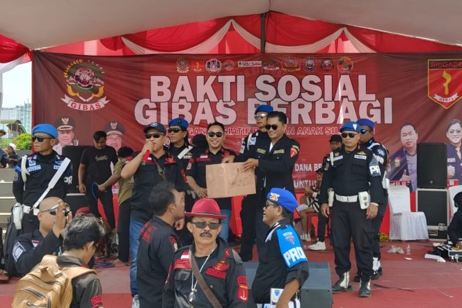 
					Ketua Umum GIBAS Dony Romdony dan Ketua GIBAS Resort Kota Bekasi Deni Muhamad Ali berbagi door prize dalam agenda bakti sosial.