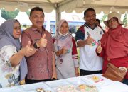 Wakil Wali Kota Bekasi Abdul Harris Bobihoe (dua dari kiri) saat menghadiri peresmian Situ Rawa Toke.