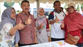 Wakil Wali Kota Bekasi Abdul Harris Bobihoe (dua dari kiri) saat menghadiri peresmian Situ Rawa Toke.