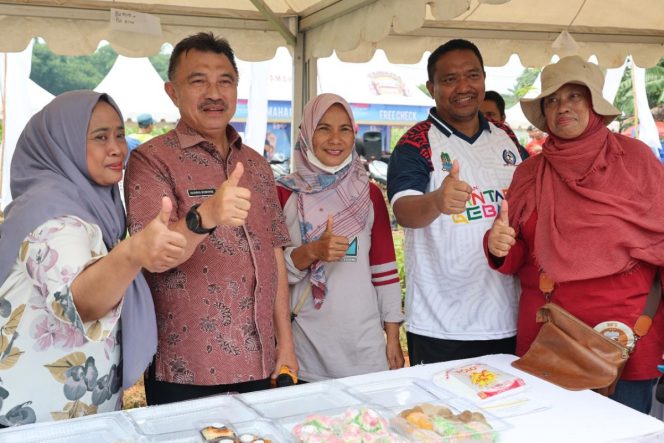 
					Wakil Wali Kota Bekasi Abdul Harris Bobihoe (dua dari kiri) saat menghadiri peresmian Situ Rawa Toke.