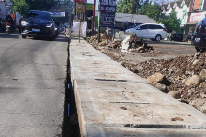 
					Proyek Pembangunan Saluran Di Jatisampurna Lebih Tinggi Dari Permukaan Jalan Raya