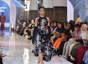 Batik Bekasi karya desainer Kombas Dewi Marda tampil dalam ajang Indonesia Fashion Runway 2025.