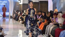 Batik Bekasi karya desainer Kombas Dewi Marda tampil dalam ajang Indonesia Fashion Runway 2025.
