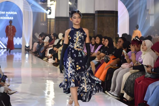 
					Batik Bekasi karya desainer Kombas Dewi Marda tampil dalam ajang Indonesia Fashion Runway 2025.