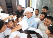 Wakil Wali Kota Bekasi Abdul Harris Bobihoe tetap tersenyum menghadapi banyak siswa Sekolah Islam Salsabila yang meminta tanda tangan.