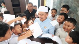 Wakil Wali Kota Bekasi Abdul Harris Bobihoe tetap tersenyum menghadapi banyak siswa Sekolah Islam Salsabila yang meminta tanda tangan.