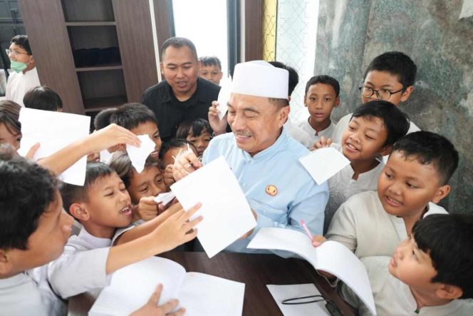 
					Wakil Wali Kota Bekasi Abdul Harris Bobihoe tetap tersenyum menghadapi banyak siswa Sekolah Islam Salsabila yang meminta tanda tangan.