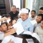Wakil Wali Kota Bekasi Abdul Harris Bobihoe tetap tersenyum menghadapi banyak siswa Sekolah Islam Salsabila yang meminta tanda tangan.