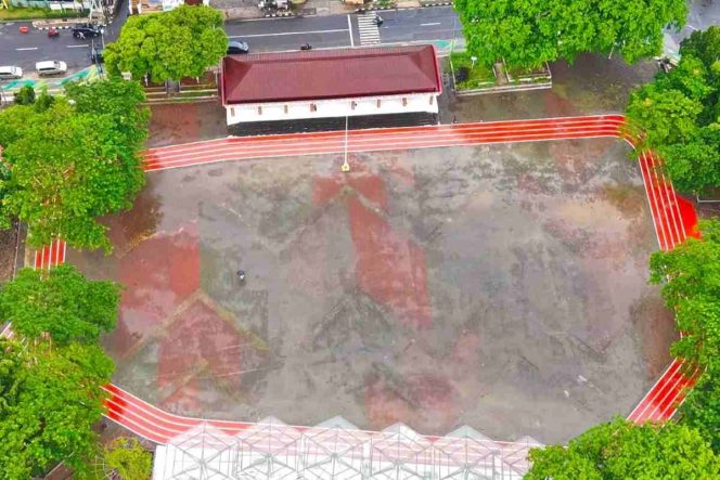 
					Jogging track melingkari sisi alun-alun M. Hasibuan Kota Bekasi.