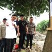 Bupati Bekasi Ade Kuswara Kunang turun langsung meninjau lokasi pembangunan Tanggul Sungai Cikadu berjalan lancar.