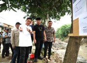 Bupati Bekasi Ade Kuswara Kunang turun langsung meninjau lokasi pembangunan Tanggul Sungai Cikadu berjalan lancar.