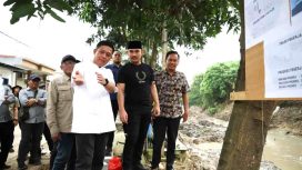 Bupati Bekasi Ade Kuswara Kunang turun langsung meninjau lokasi pembangunan Tanggul Sungai Cikadu berjalan lancar.