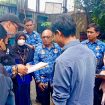 Petugas Dinas Lingkungan Hidup Kota Bekasi meninjau dugaan pencemaran pabrik gula merah di Bantargebang.