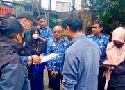 Petugas Dinas Lingkungan Hidup Kota Bekasi meninjau dugaan pencemaran pabrik gula merah di Bantargebang.