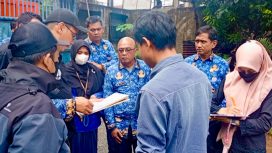 Petugas Dinas Lingkungan Hidup Kota Bekasi meninjau dugaan pencemaran pabrik gula merah di Bantargebang.