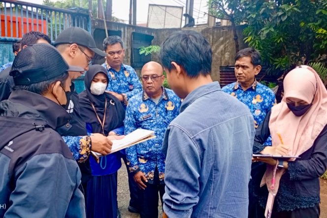 
					Petugas Dinas Lingkungan Hidup Kota Bekasi meninjau dugaan pencemaran pabrik gula merah di Bantargebang.