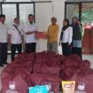 Dinas Sosial (Dinsos) Kabupaten Bekasi menyalurkan bantuan kepada warga Desa Tamansari, Kecamatan Setu, yang terdampak bencana angin puting beliung.
