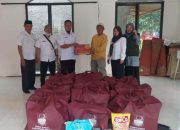 Dinas Sosial (Dinsos) Kabupaten Bekasi menyalurkan bantuan kepada warga Desa Tamansari, Kecamatan Setu, yang terdampak bencana angin puting beliung.
