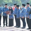 Wakil Bupati Bekasi Asep Surya Atmaja memimpin Upacara Peringatan HUT KORPRI ke-54, Hari Kesehatan Nasional ke-61, HUT Dharma Wanita Persatuan ke-26, Hari Guru Nasional dan HUT PGRI ke-80. Bertempat di Plaza Pemkab Bekasi Cikarang Pusat, Senin (01/12/2025).