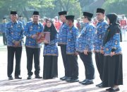 Wakil Bupati Bekasi Asep Surya Atmaja memimpin Upacara Peringatan HUT KORPRI ke-54, Hari Kesehatan Nasional ke-61, HUT Dharma Wanita Persatuan ke-26, Hari Guru Nasional dan HUT PGRI ke-80. Bertempat di Plaza Pemkab Bekasi Cikarang Pusat, Senin (01/12/2025).