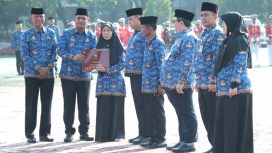 Wakil Bupati Bekasi Asep Surya Atmaja memimpin Upacara Peringatan HUT KORPRI ke-54, Hari Kesehatan Nasional ke-61, HUT Dharma Wanita Persatuan ke-26, Hari Guru Nasional dan HUT PGRI ke-80. Bertempat di Plaza Pemkab Bekasi Cikarang Pusat, Senin (01/12/2025).
