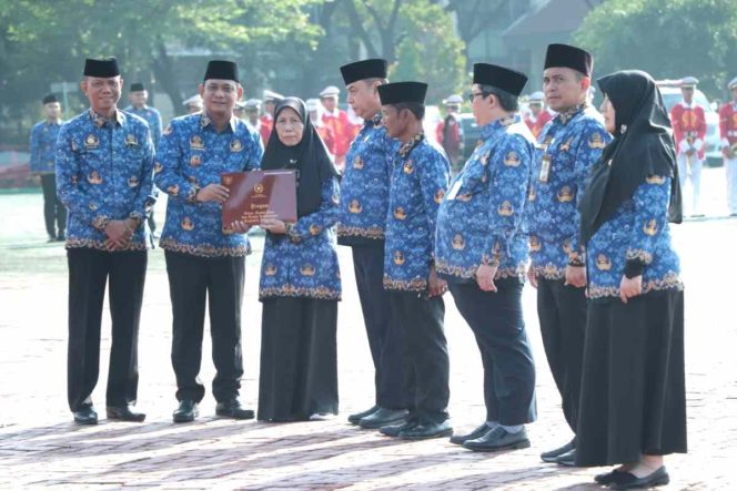 
					Wakil Bupati Bekasi Asep Surya Atmaja memimpin Upacara Peringatan HUT KORPRI ke-54, Hari Kesehatan Nasional ke-61, HUT Dharma Wanita Persatuan ke-26, Hari Guru Nasional dan HUT PGRI ke-80. Bertempat di Plaza Pemkab Bekasi Cikarang Pusat, Senin (01/12/2025).