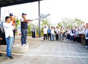 Wakil Bupati Bekasi, dr. Asep Surya Atmaja, membuka secara resmi kegiatan Gerak Jalan Santai dalam rangka Peringatan Hari Guru Nasional (HGN) Tingkat Kabupaten Bekasi Tahun 2025 yang dipusatkan di Area Parkir Utara Zona G AEON Mall Deltamas, Minggu (30/11/2025).