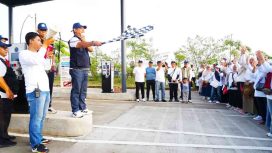 Wakil Bupati Bekasi, dr. Asep Surya Atmaja, membuka secara resmi kegiatan Gerak Jalan Santai dalam rangka Peringatan Hari Guru Nasional (HGN) Tingkat Kabupaten Bekasi Tahun 2025 yang dipusatkan di Area Parkir Utara Zona G AEON Mall Deltamas, Minggu (30/11/2025).