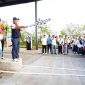Wakil Bupati Bekasi, dr. Asep Surya Atmaja, membuka secara resmi kegiatan Gerak Jalan Santai dalam rangka Peringatan Hari Guru Nasional (HGN) Tingkat Kabupaten Bekasi Tahun 2025 yang dipusatkan di Area Parkir Utara Zona G AEON Mall Deltamas, Minggu (30/11/2025).