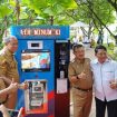 Wali Kota Bekasi dan Wakil Wali Kota Bekasi dan jajaran meluncurkan spot air minum keren.