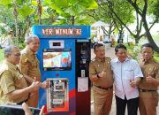 Wali Kota Bekasi dan Wakil Wali Kota Bekasi dan jajaran meluncurkan spot air minum keren.