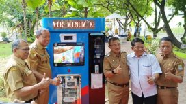 Wali Kota Bekasi dan Wakil Wali Kota Bekasi dan jajaran meluncurkan spot air minum keren.