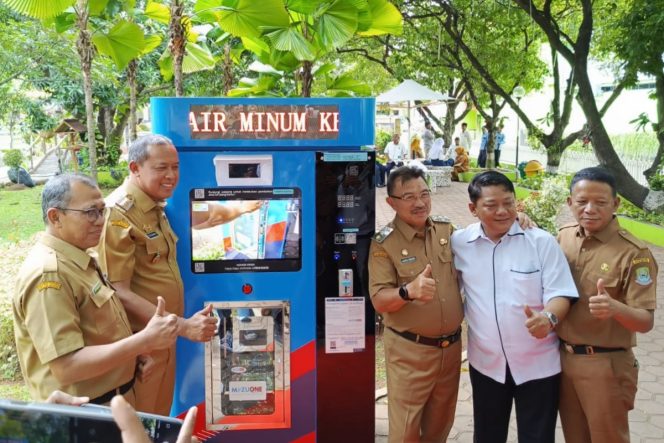 
					Wali Kota Bekasi dan Wakil Wali Kota Bekasi dan jajaran meluncurkan spot air minum keren.
