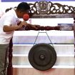 Sekretaris Daerah Kota Bekasi Junaedi menabuh gong dalam acara peringatan Hari AIDS sedunia.