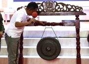 Sekretaris Daerah Kota Bekasi Junaedi menabuh gong dalam acara peringatan Hari AIDS sedunia.