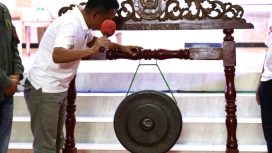 Sekretaris Daerah Kota Bekasi Junaedi menabuh gong dalam acara peringatan Hari AIDS sedunia.