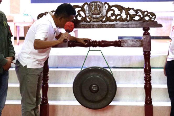 
					Sekretaris Daerah Kota Bekasi Junaedi menabuh gong dalam acara peringatan Hari AIDS sedunia.