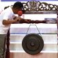 Sekretaris Daerah Kota Bekasi Junaedi menabuh gong dalam acara peringatan Hari AIDS sedunia.