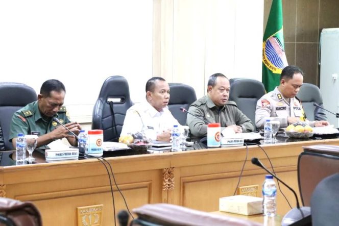 
					Rapat Koorfinasi Lintas Sektoral dalam rangka kesiapan Operasi Lilin Jaya 2025 . Bertempat di Ruang Rapat KH. Raden Mamun Nawawi Kompleks Pemkab Bekasi Cikarang Pusat, Rabu (17/12/2025).
