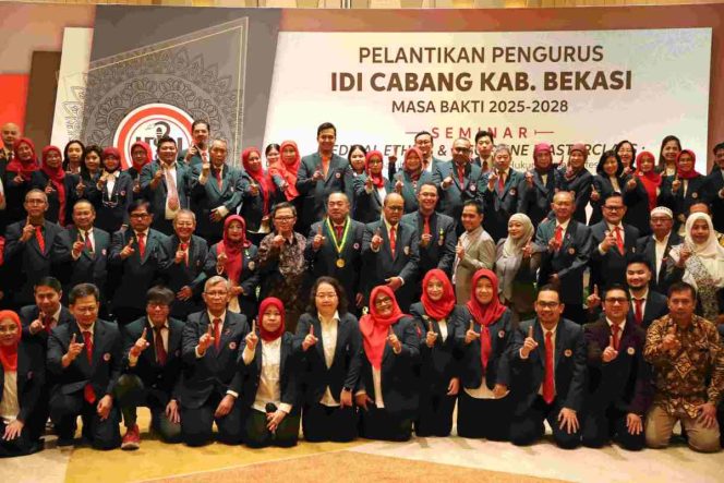 
					Pengurus Baru IDI Kabupaten Bekasi berfoto bersama usai pelantikan.