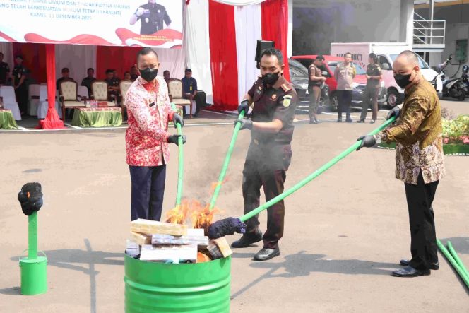 
					Pemusnahan barang bukti kejahatan oleh Kejari Kabupaten Bekasi bersama unsur Forkopimda.