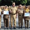 Foto bersama usai penyerahan penghargaan kepada para ASN berprestasi.