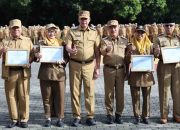 Foto bersama usai penyerahan penghargaan kepada para ASN berprestasi.