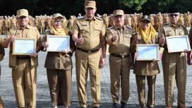 Foto bersama usai penyerahan penghargaan kepada para ASN berprestasi.