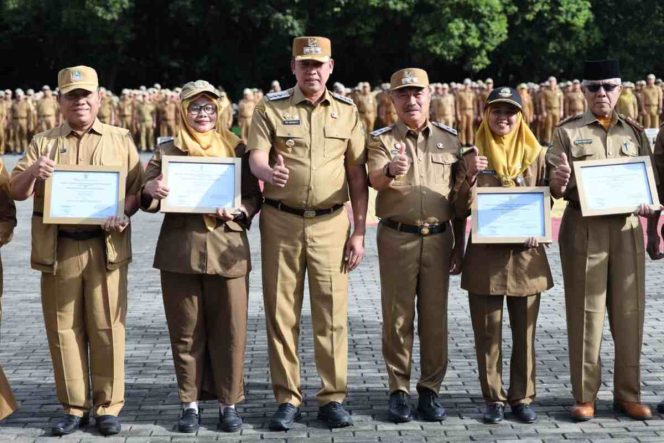
					Foto bersama usai penyerahan penghargaan kepada para ASN berprestasi.