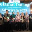Perwakilan sekolah dari Bekasi meraih penghargaan adiwiyata 2025.